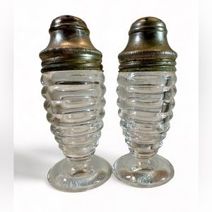 HAZEL ATLAS Beehive glass Salt/Pepper Shakers sliver plate caps, circa 5…